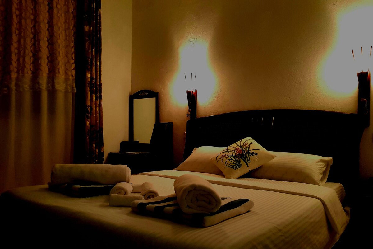 Minibar, in-room safe, desk, iron/ironing board