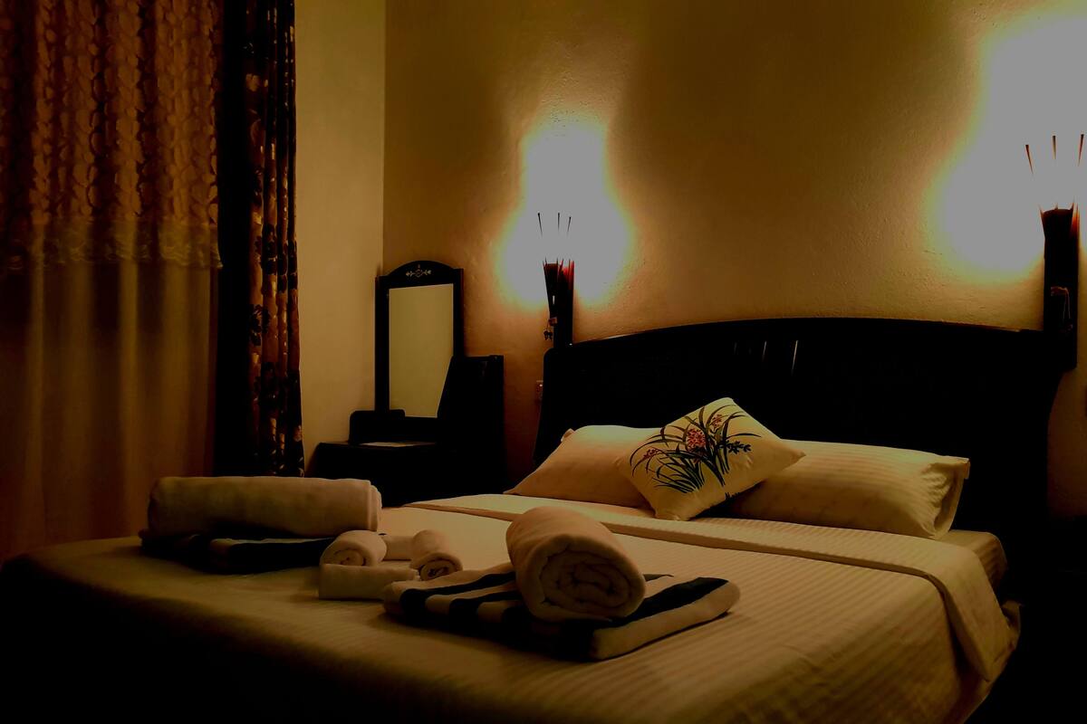 Minibar, in-room safe, desk, iron/ironing board