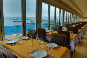 Se sirven desayunos, almuerzos y cenas; cocina turca