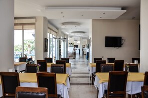 Breakfast, lunch, dinner served; Turkish cuisine  - Perla Otel (Dikili)