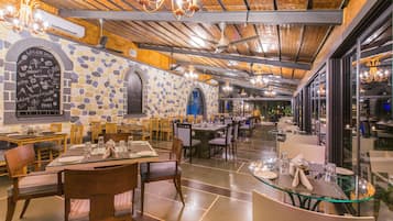 Café da manhã, almoço e jantar; culinária internacional
