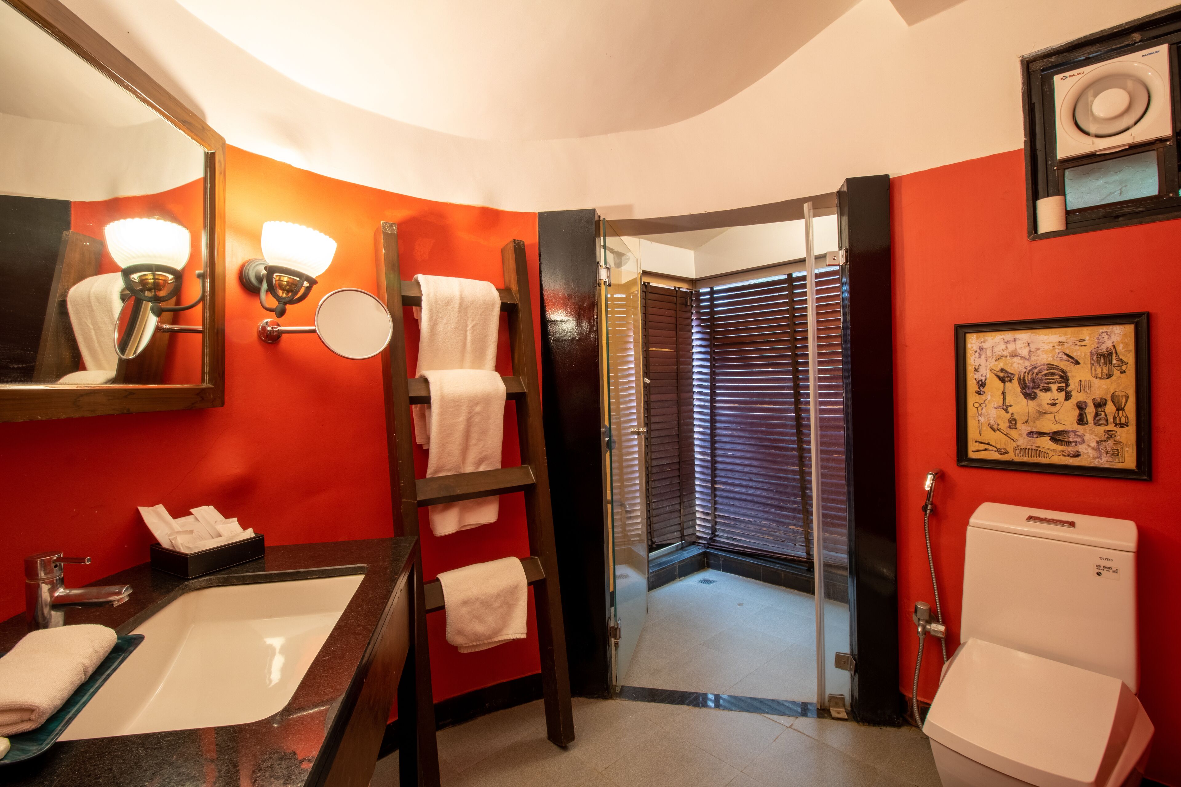 Un baño con lavamanos, espejo, toallero, ducha e inodoro.