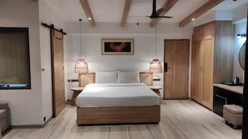 Grand Room, Lake View | Minibar, in-room safe, desk, blackout drapes