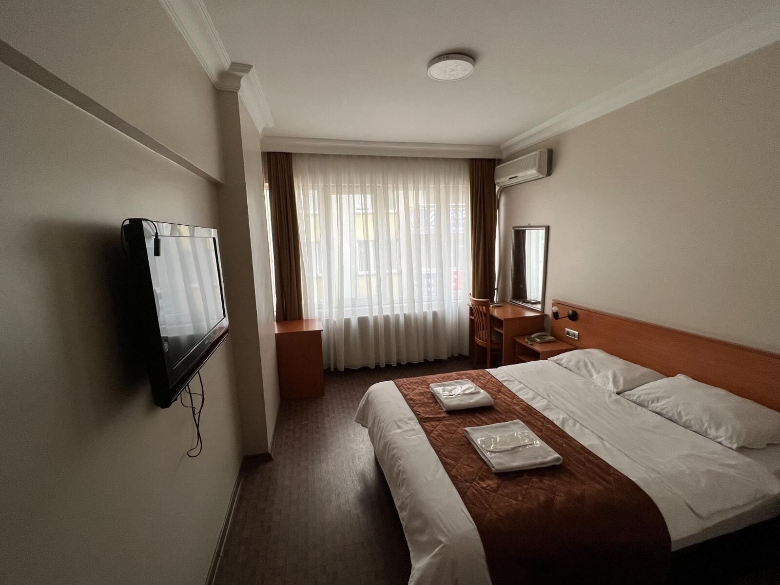 Minibar, Schreibtisch, laptopgeeigneter Arbeitsplatz, kostenloses WLAN