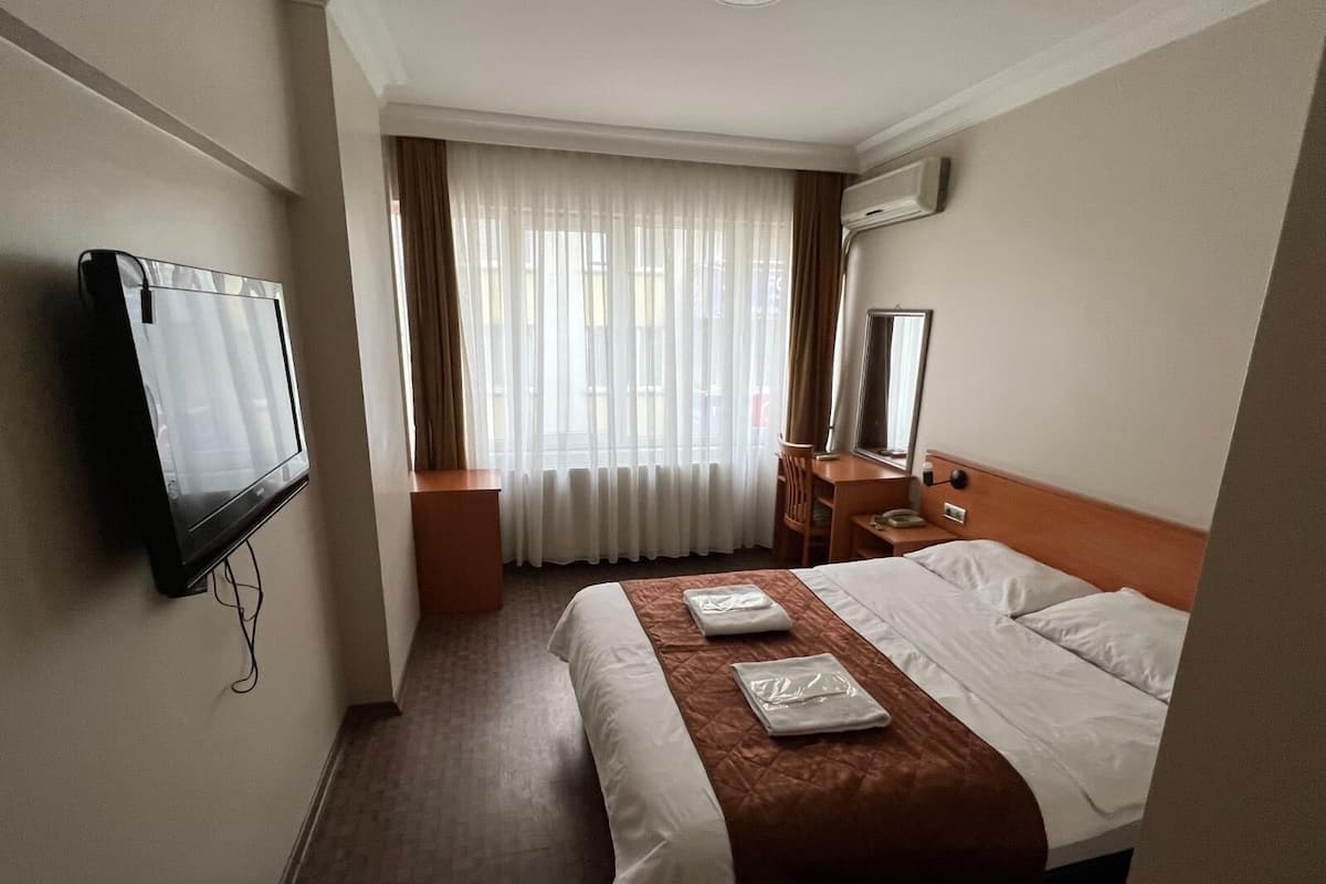 Minibar, escritorio, espacio para trabajar con laptop y wifi gratis