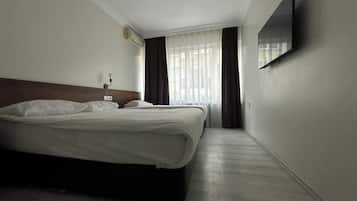Double Room | Minibar, desk, free WiFi, bed sheets