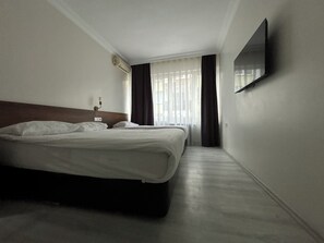 Double Room | Minibar, desk, free WiFi, bed sheets - Hotel Altinnal (Izmit)