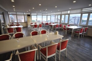 Breakfast, lunch and dinner served - Hotel Altinnal (Izmit)