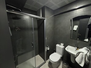 Shower, free toiletries, hair dryer, slippers - Hotel Altinnal (Izmit)