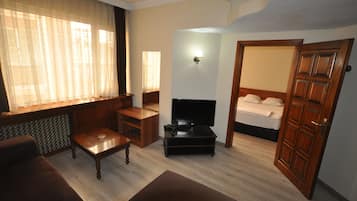 Suite | Minibar, desk, free WiFi, bed sheets