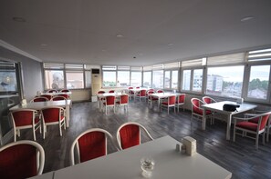 Breakfast, lunch and dinner served - Hotel Altinnal (Izmit)