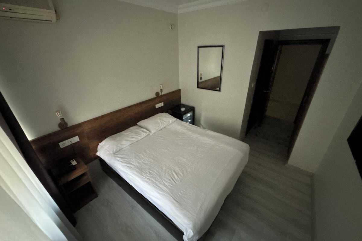 Minibar, meja kerja, Wi-Fi gratis, dan seprai linen
