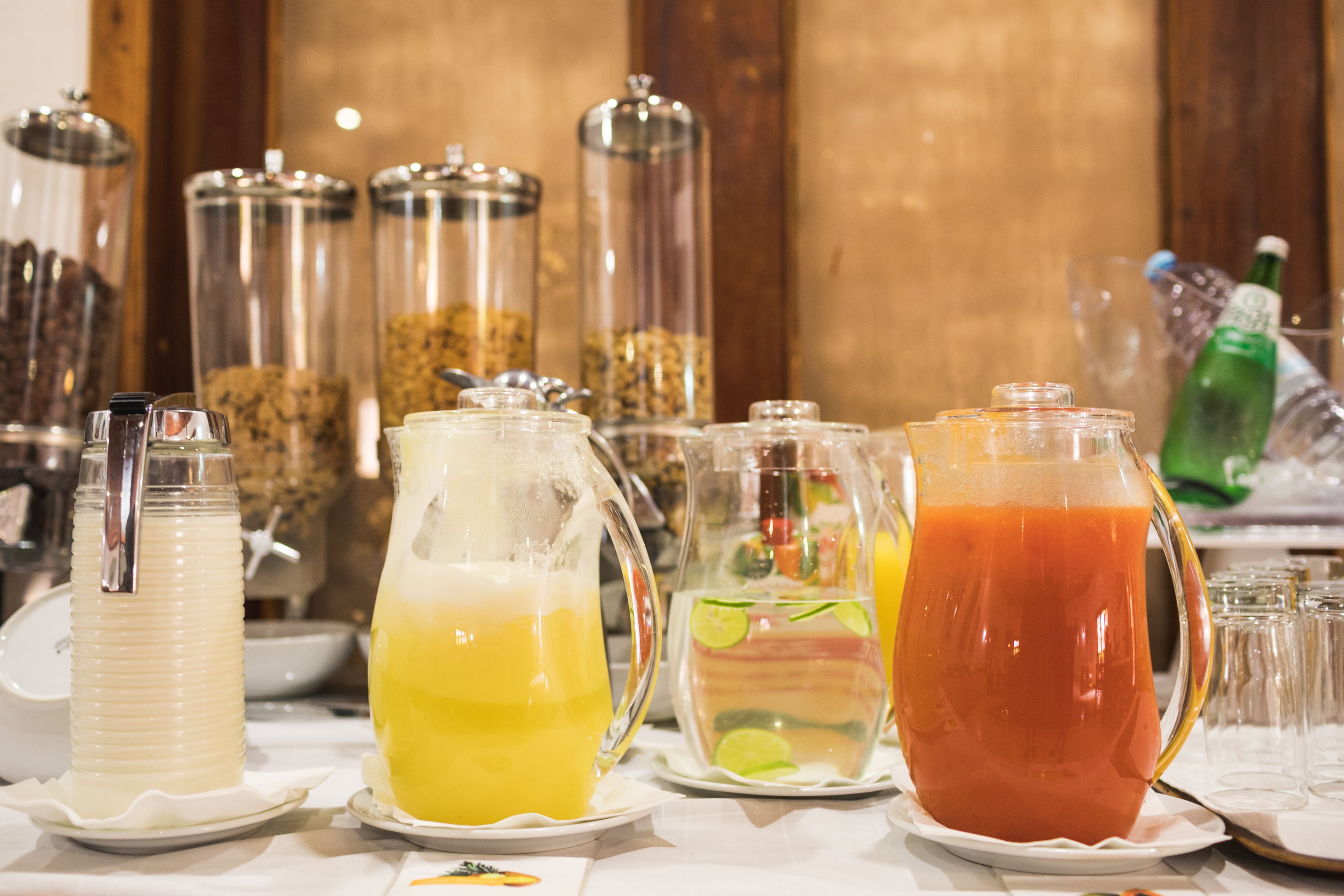 朝食 (コンチネンタル ブレックファスト)、毎日提供 (無料)