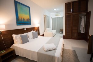 Frigobar, cofres nos quartos, escrivaninha, Wi-Fi de cortesia