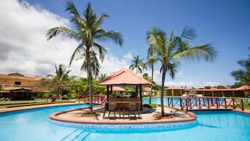 Utendørsbasseng, bassengparasoller og solsenger