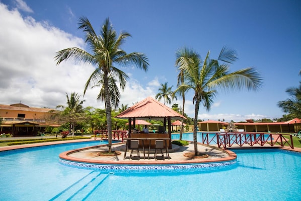 Outdoor pool, pool umbrellas, sun loungers - Hotel Praia (São Tomé)