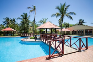 Piscina externa, guarda-sóis, espreguiçadeiras