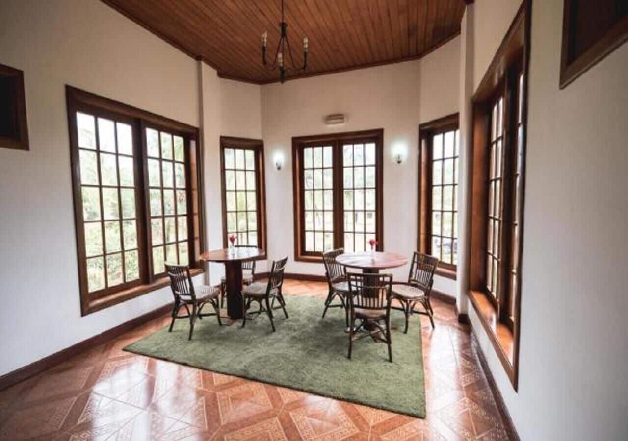 朝食、ランチ、ディナーに営業 (多国籍料理)