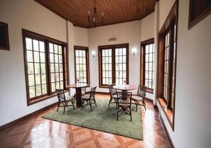 Breakfast, lunch, dinner served; international cuisine - Hotel Praia (São Tomé)