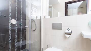 Kamar Double atau Twin | Kamar mandi | Perlengkapan mandi gratis, pengering rambut, dan handuk
