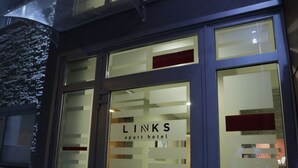 A hotel entrance with a glass door displaying the name "LINKS apart hotel". - Links Apart Hotel (Río Grande)