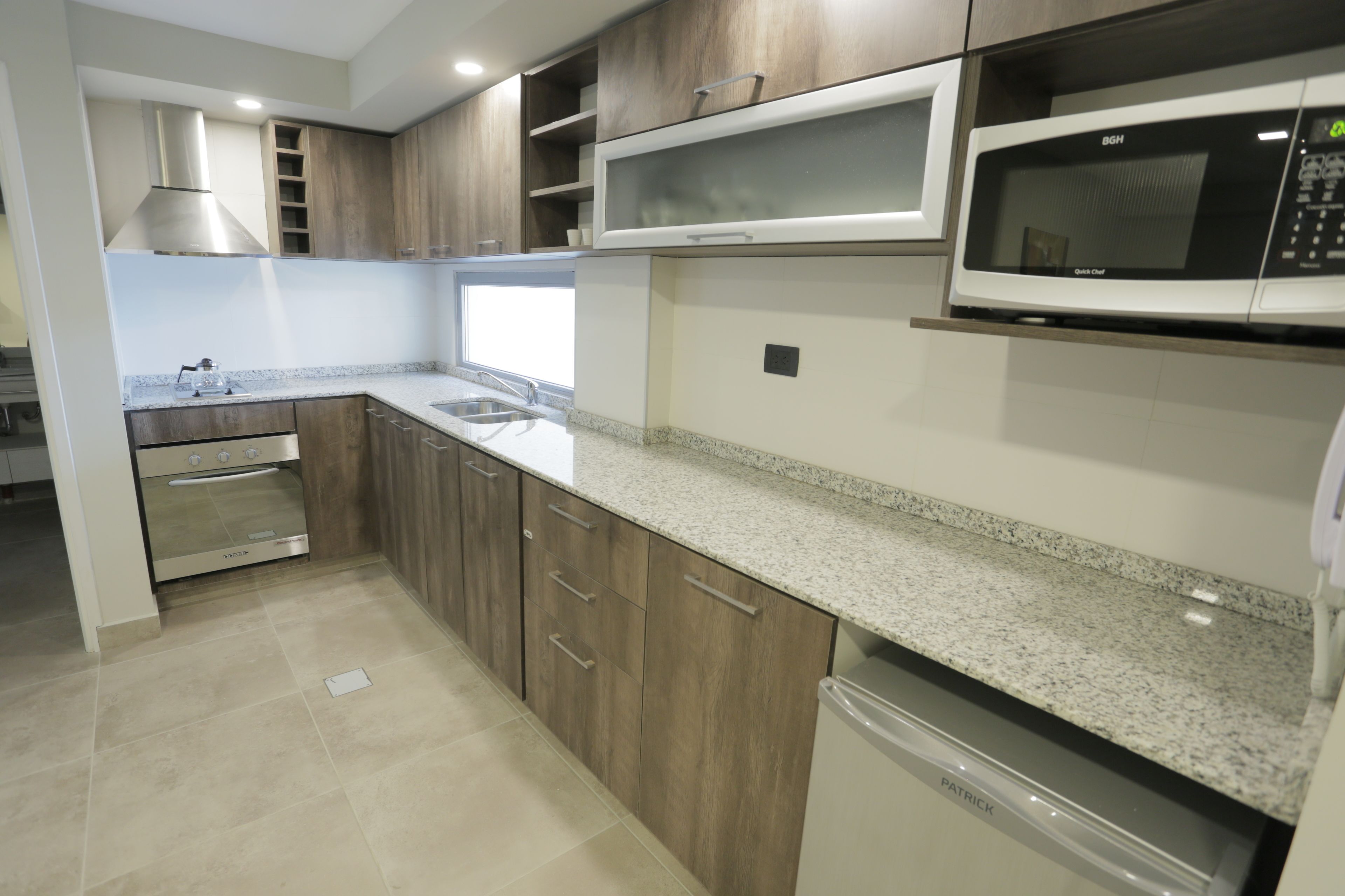 Apartamento grand | Cozinha americana privada | Frigobar, micro-ondas, fogão, cooktop