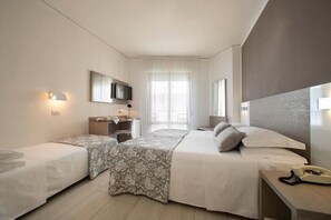 In-room safe, individually decorated, individually furnished, desk - Hotel Imperial Palace (Jesolo)