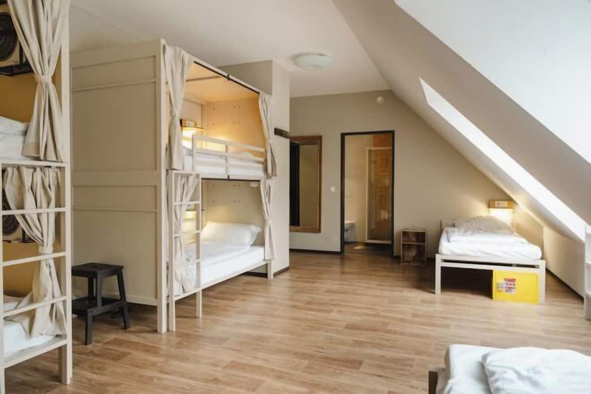 Soundproofing, free WiFi, bed sheets