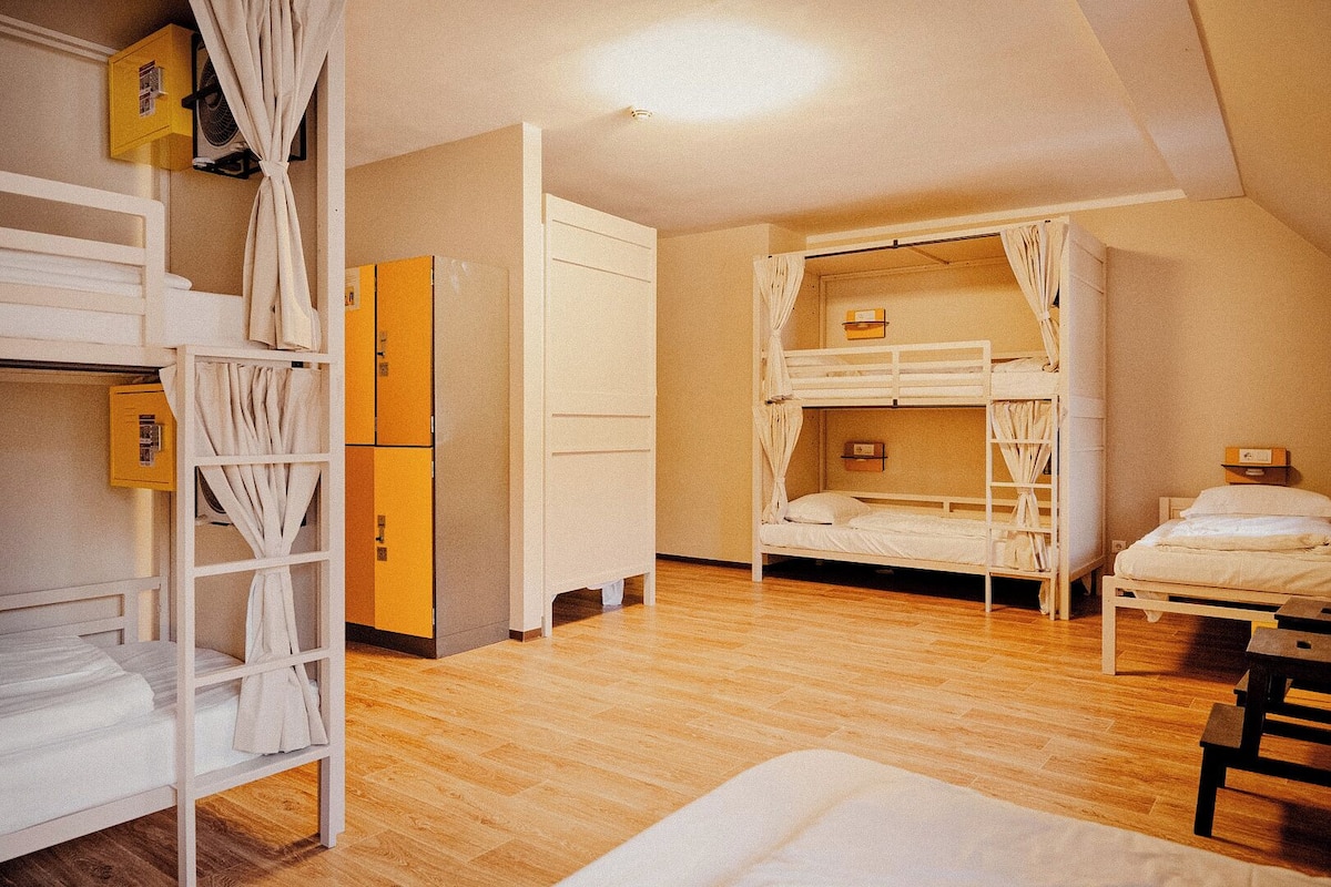 Soundproofing, free WiFi, bed sheets