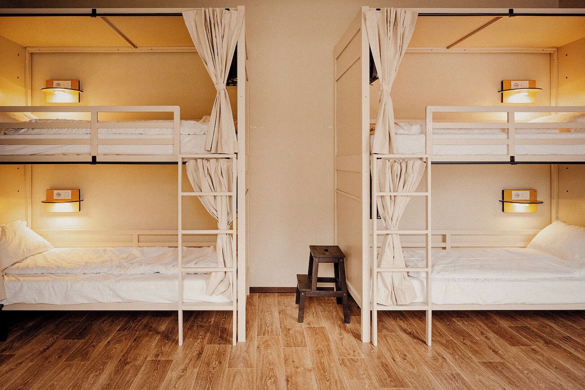 Soundproofing, free WiFi, bed sheets