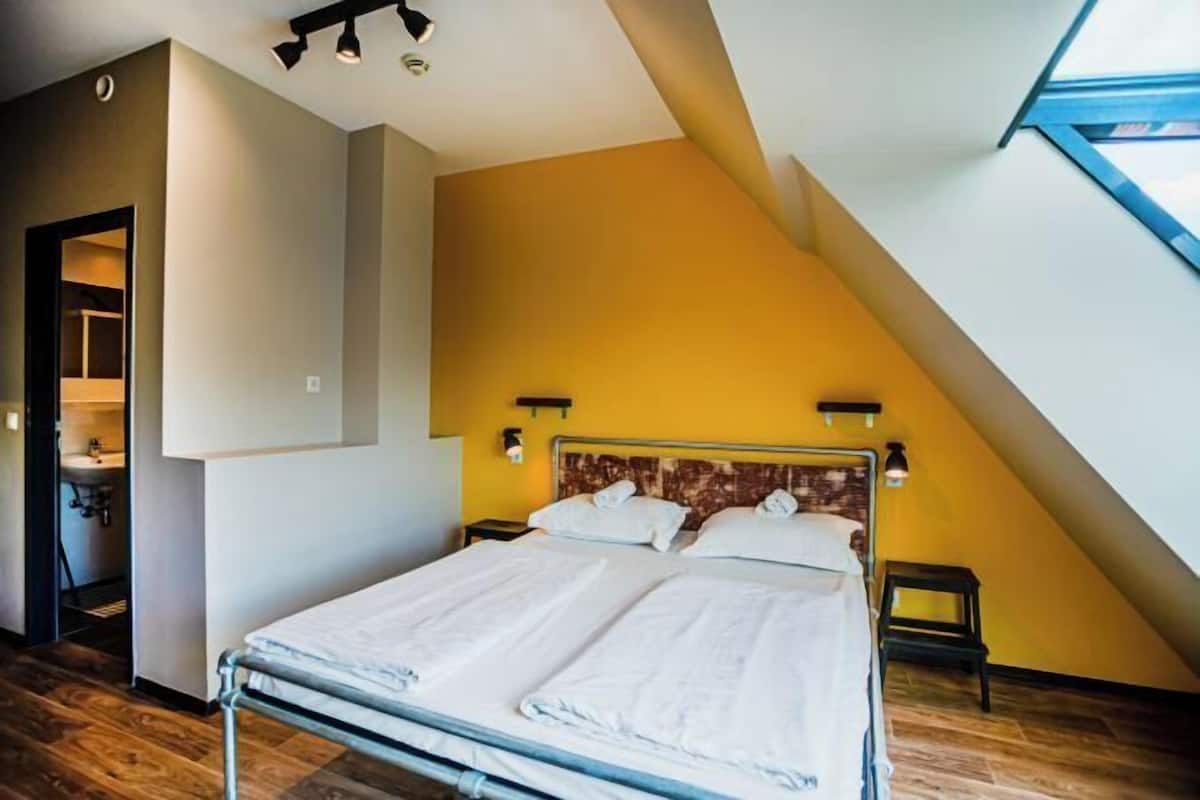 Habitacions insonoritzades, wifi gratuïta i roba de llit