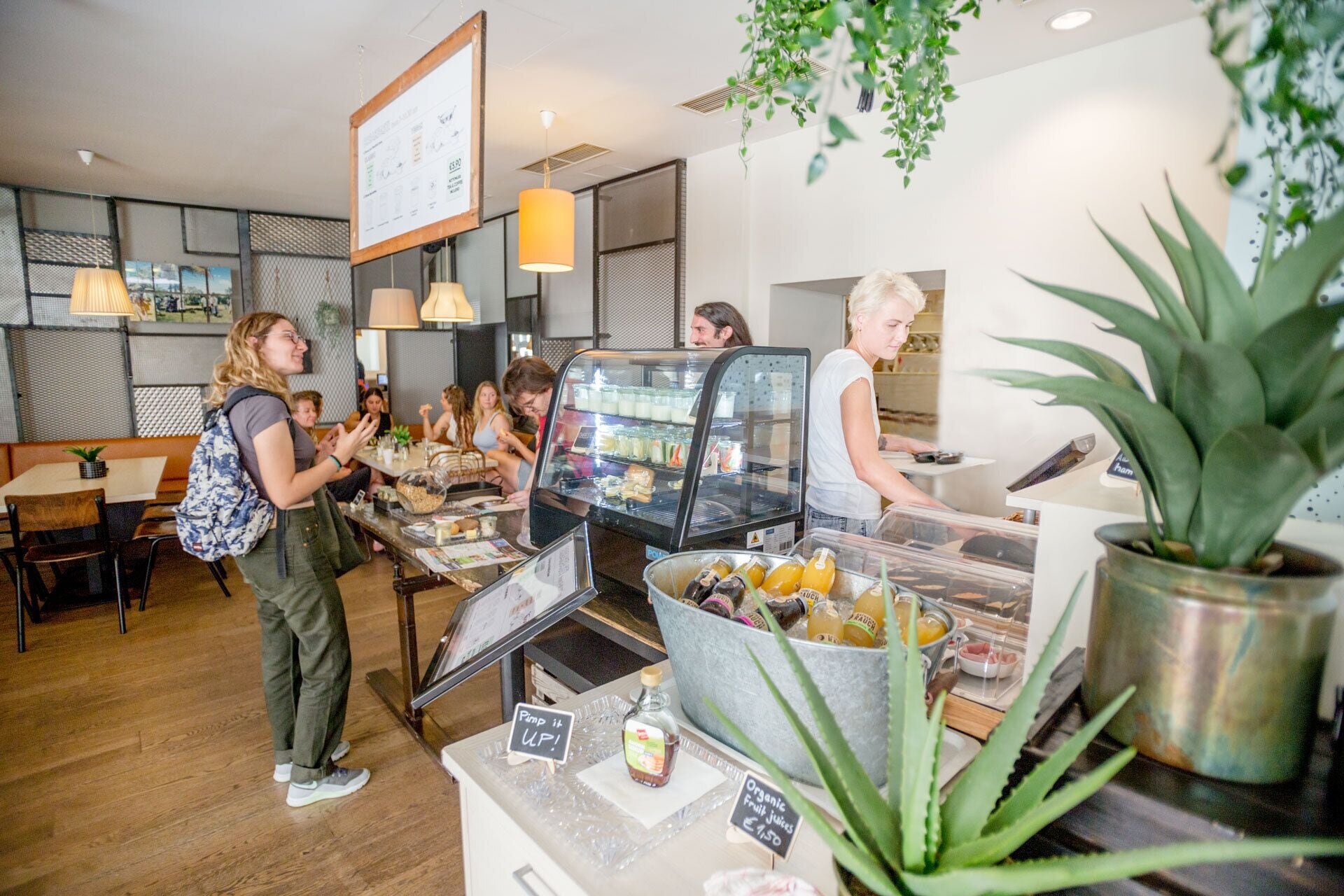 Tägliches Frühstück mit Selbstbedienung (8.5 EUR pro Person)