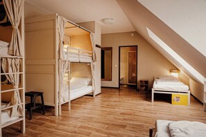 Bed in 8-Bed Mixed Dormitory Room | Sistema de insonorización, wifi gratis, ropa de cama