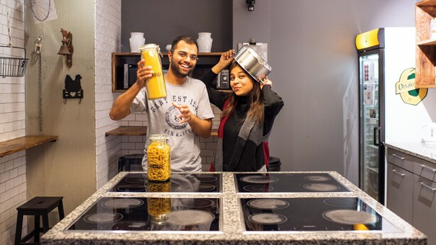 Une cuisine équipée d’un plan de travail en granit, d’une cuisinière et d’un réfrigérateur.
