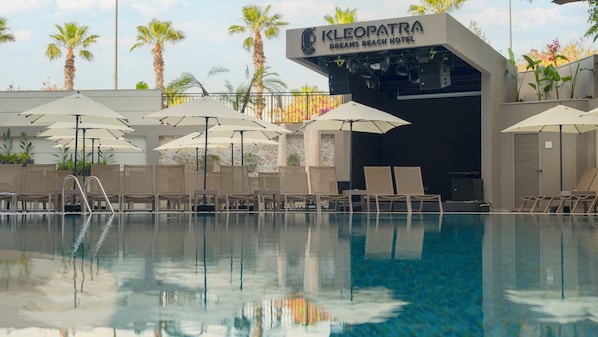 Indoor pool, outdoor pool, pool umbrellas, sun loungers - Kleopatra Dreams Beach Hotel (Alanya)