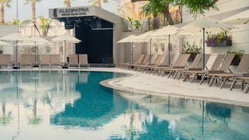 Innendørsbasseng,utendørsbasseng, bassengparasoller og solsenger