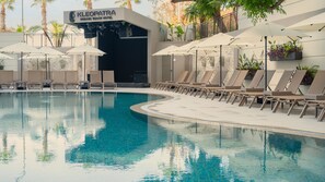 室内游泳池，室外游泳池，池畔遮阳伞，日光浴躺椅