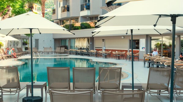 Kapalı yüzme havuzu, açık yüzme havuzu, havuz şemsiyeleri, şezlonglar 