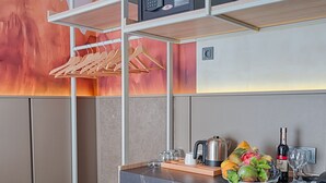 Een moderne keuken met een houten aanrecht, een ingebouwde magnetron en een schaal met fruit.