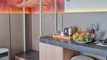 Habitación estándar, 1 habitación, vista parcial al mar | Ropa de cama de alta calidad, minibar, wifi gratis y ropa de cama