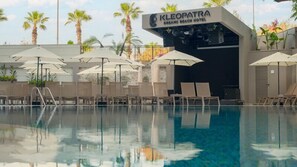 Piscine couverte, piscine extérieure, parasols de plage, chaises longues