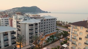 Un hôtel à étages, doté d’une piscine sur le toit et offrant une vue sur la mer.