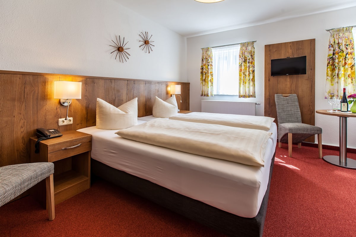Comfort-Doppelzimmer | Hochwertige Bettwaren, Babybetten, Zustellbetten, kostenloses WLAN