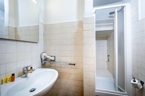 Appartement, 1 chambre (Via della Pergola 51 - Primavera) | Salle de bain | Douche, sèche-cheveux, serviettes fournies
