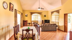 Four Bedroom Villa | 房內用餐區