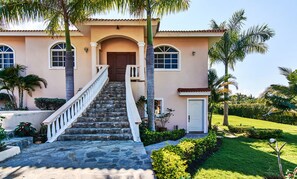 Vista frontal de la propiedad