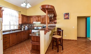 Four Bedroom Villa | Cocina privada | Refrigerador con congelador, microondas, horno y parrilla de estufa