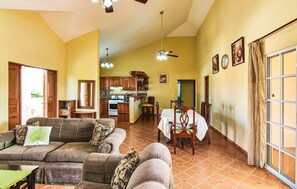 Four Bedroom Villa | Zona de estar | Una televisión de pantalla plana