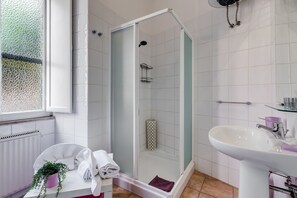 Bathroom - Allegra's House (Rome)