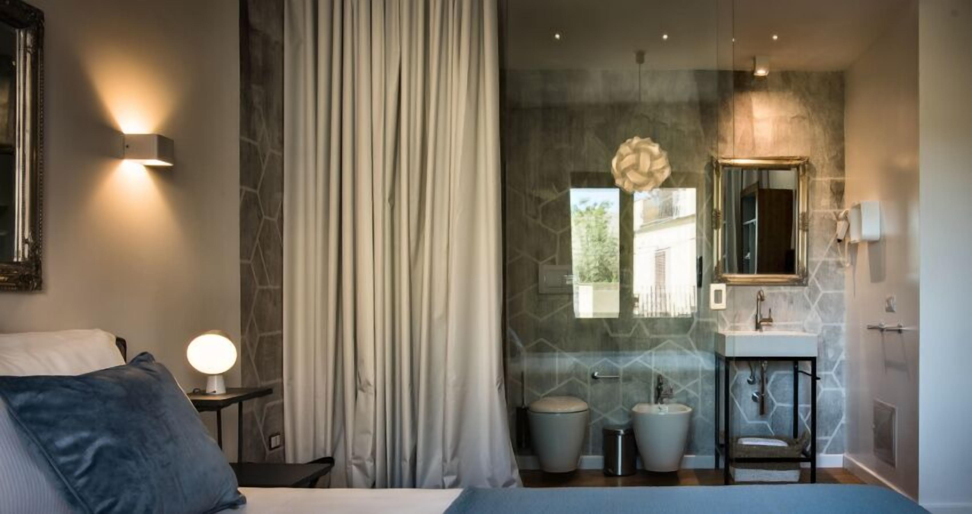 Daunenbettdecken, Schreibtisch, laptopgeeigneter Arbeitsplatz